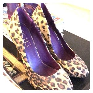 BCBG PUMPS LEOPARD PRINT